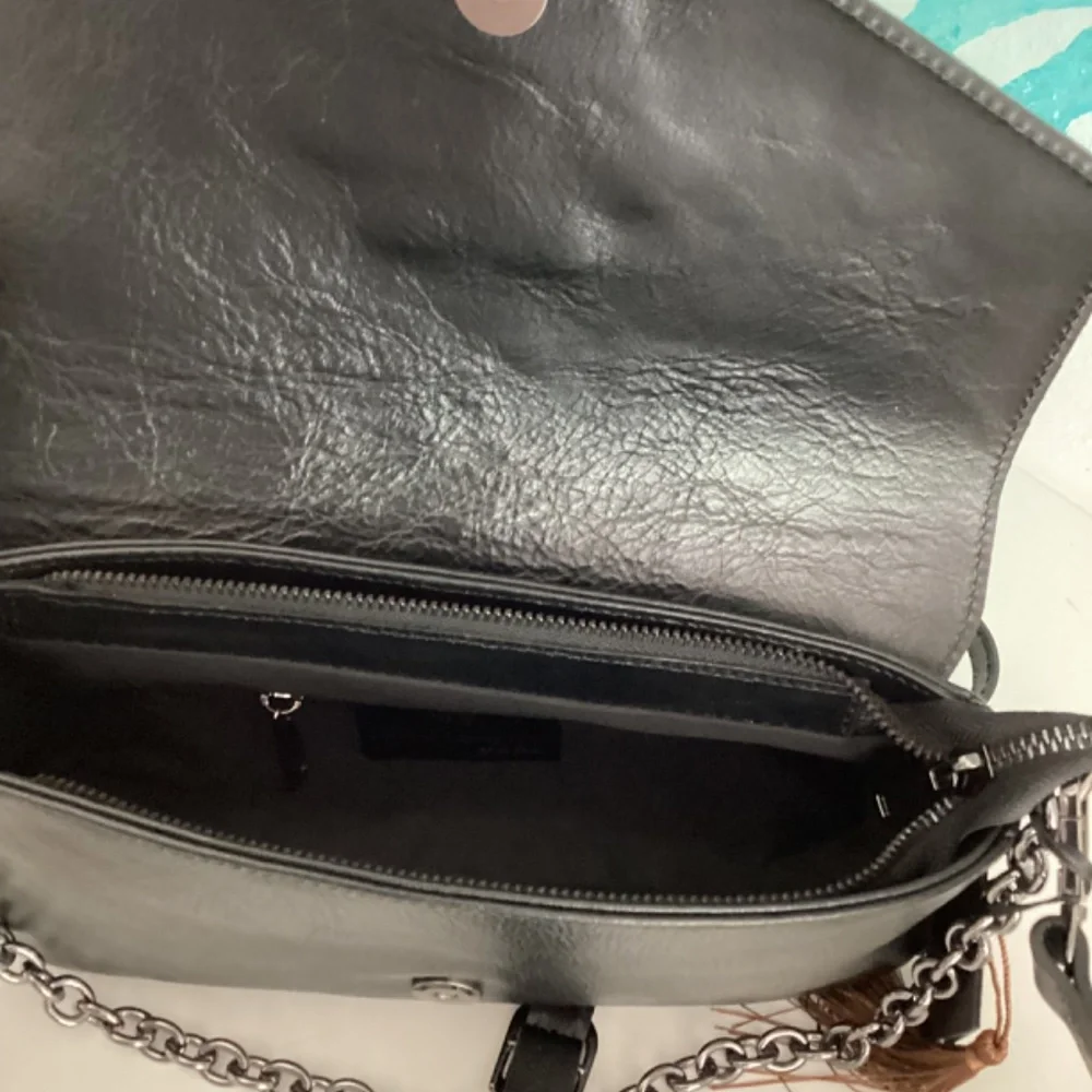 REDUCED HOUSE OF HARLOW 1960 BLACK LEATHER EMBELLISHED CRYSTAL BEE DECOR BAG - Picture 4 of 13